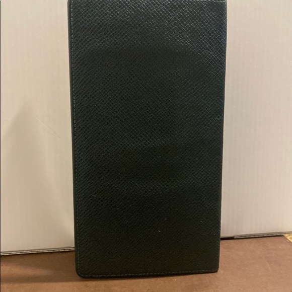 SOLDAuthentic Louis Vuitton Taiga Checkbook Holder - Picture 3 of 12